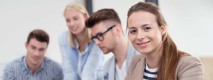 junge frau arbeitet im team im unternehmen